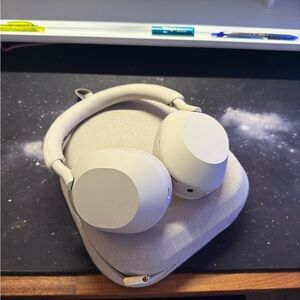 Sony WH-1000XM5 - White Over-Ear Headphones with Sleek Design